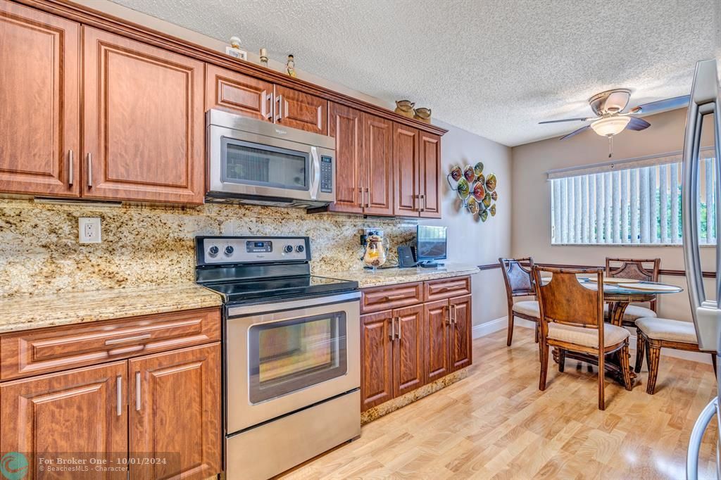 For Sale: $239,999 (2 beds, 2 baths, 1352 Square Feet)