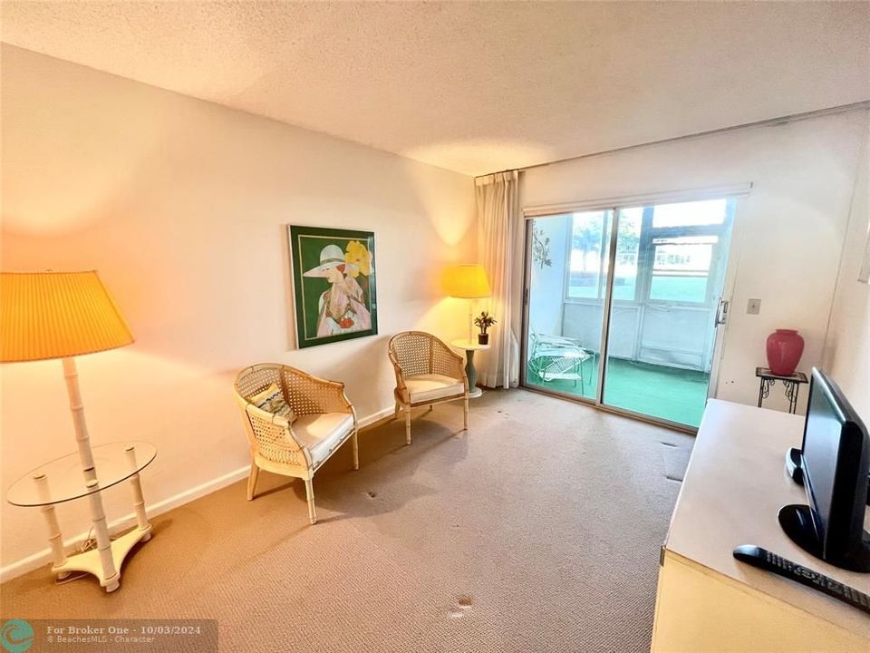 For Sale: $142,500 (2 beds, 1 baths, 841 Square Feet)