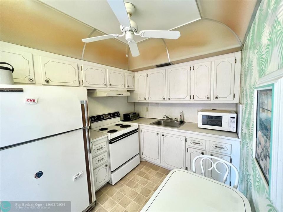 For Sale: $142,500 (2 beds, 1 baths, 841 Square Feet)