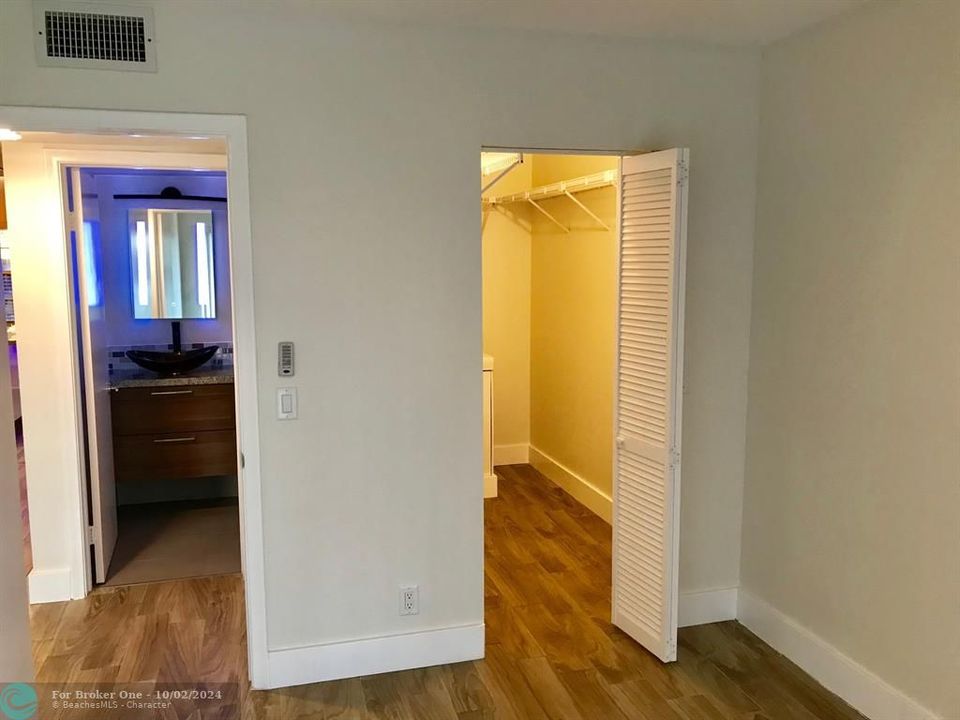 For Sale: $219,900 (2 beds, 1 baths, 953 Square Feet)