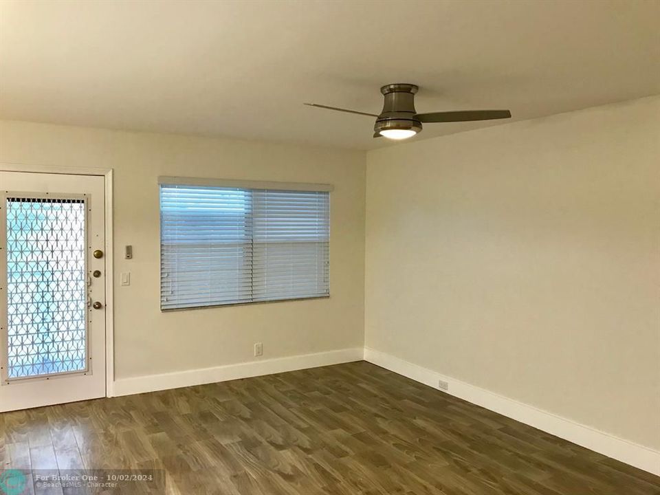 For Sale: $219,900 (2 beds, 1 baths, 953 Square Feet)