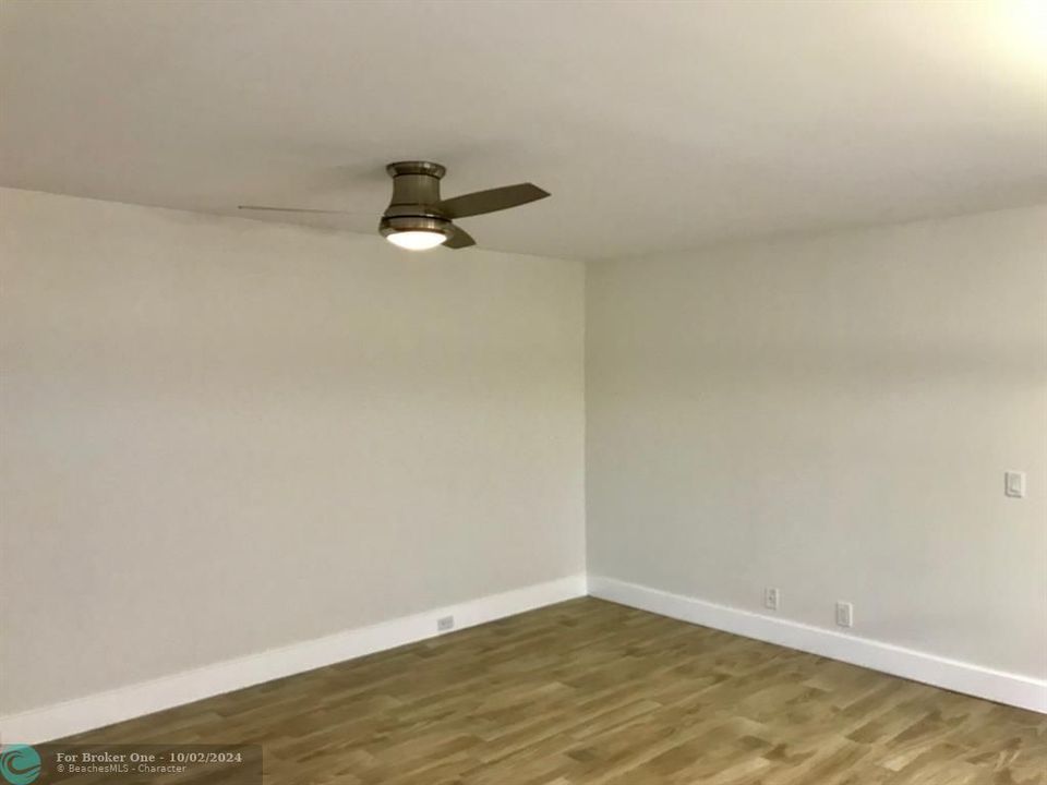 For Sale: $219,900 (2 beds, 1 baths, 953 Square Feet)