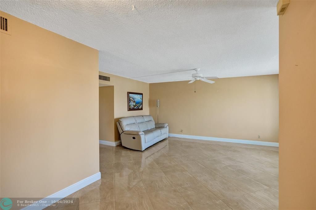 For Sale: $225,000 (2 beds, 2 baths, 960 Square Feet)