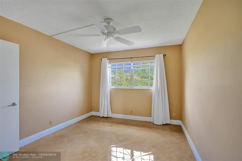 For Sale: $225,000 (2 beds, 2 baths, 960 Square Feet)