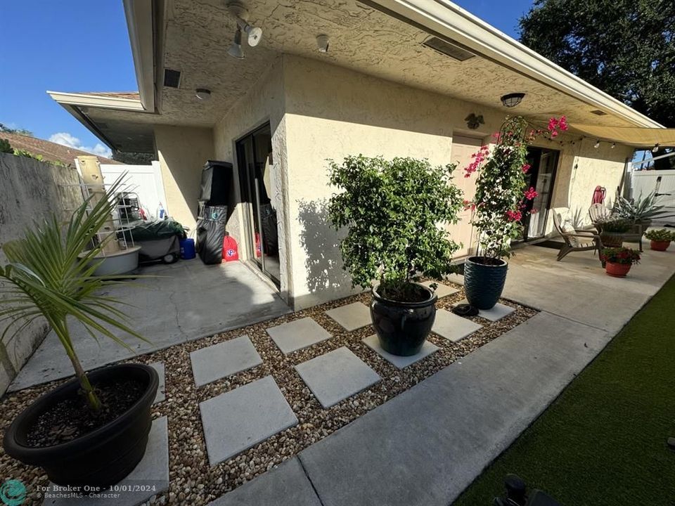 For Sale: $374,800 (2 beds, 2 baths, 1144 Square Feet)