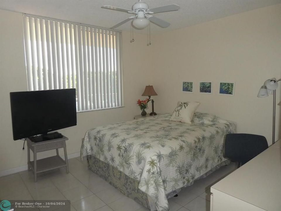 For Sale: $165,000 (2 beds, 2 baths, 1006 Square Feet)