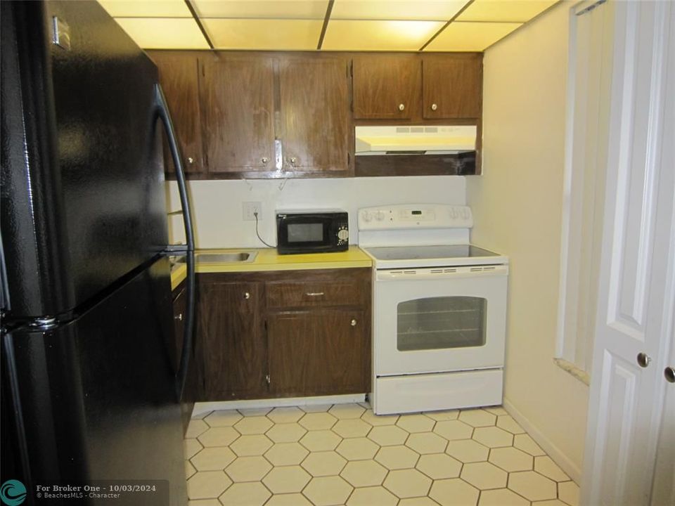 For Sale: $104,900 (1 beds, 1 baths, 660 Square Feet)