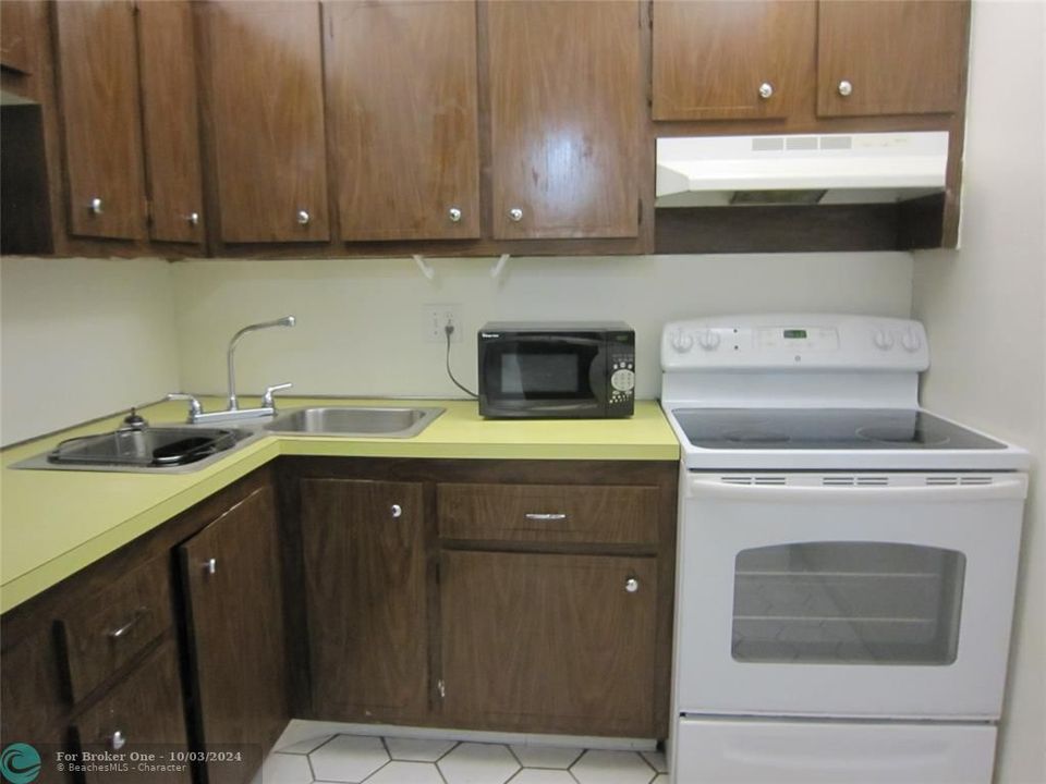 For Sale: $104,900 (1 beds, 1 baths, 660 Square Feet)