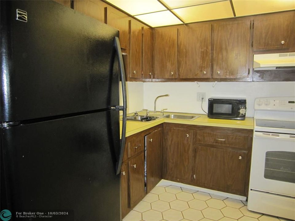 For Sale: $104,900 (1 beds, 1 baths, 660 Square Feet)