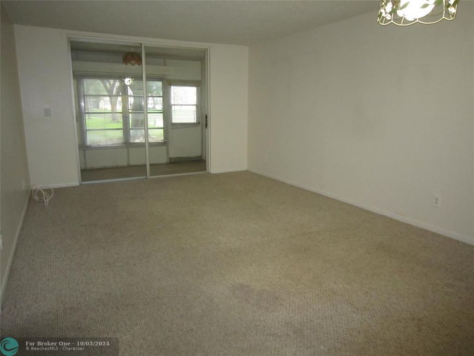 For Sale: $104,900 (1 beds, 1 baths, 660 Square Feet)