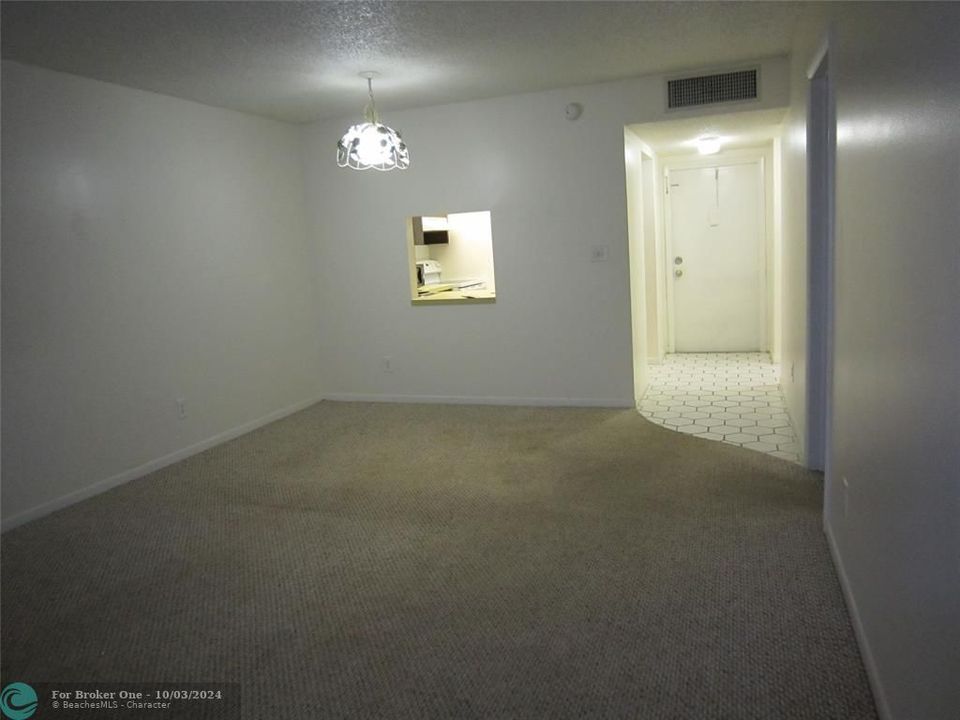 For Sale: $104,900 (1 beds, 1 baths, 660 Square Feet)