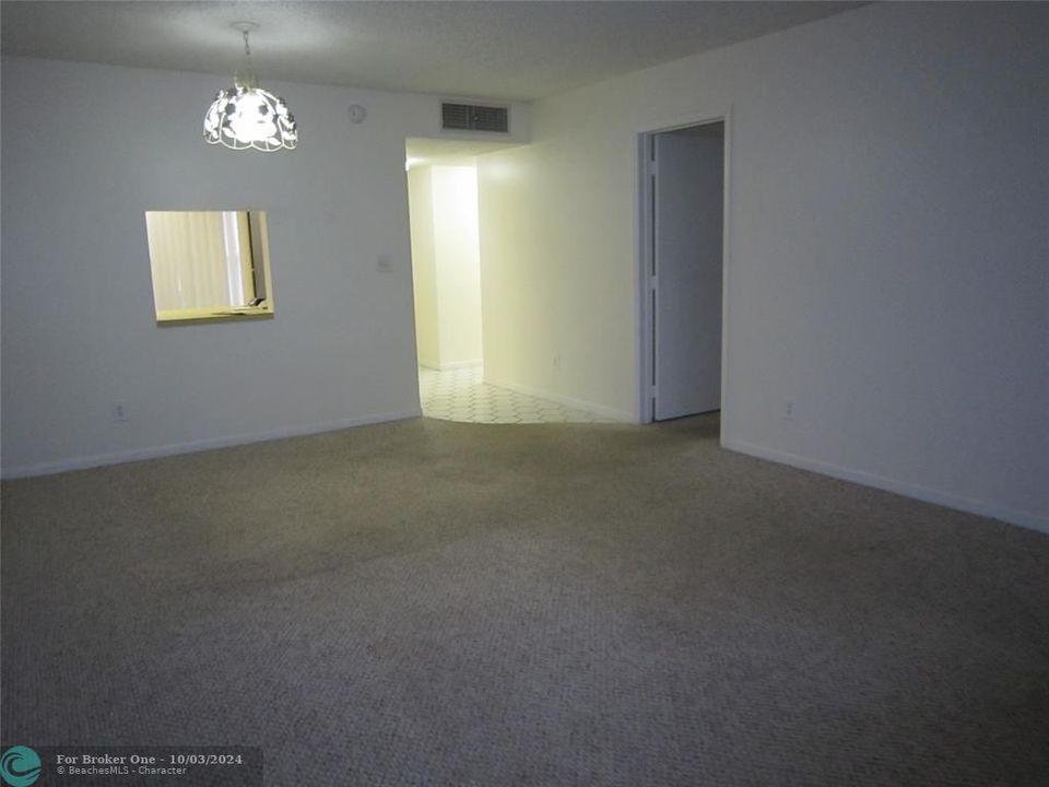 For Sale: $104,900 (1 beds, 1 baths, 660 Square Feet)