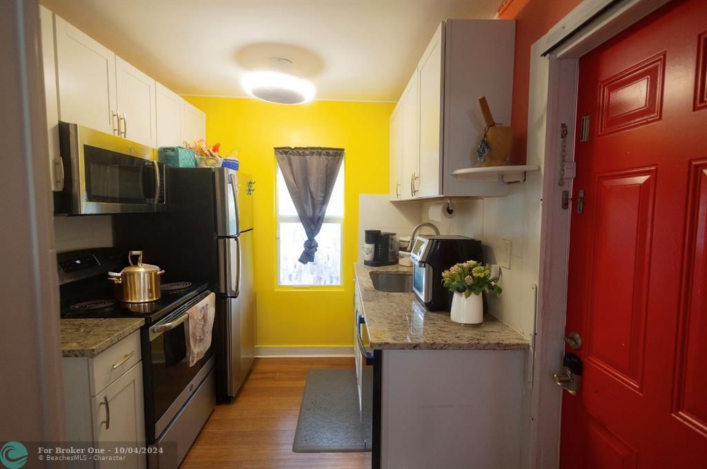 For Sale: $415,000 (2 beds, 1 baths, 734 Square Feet)