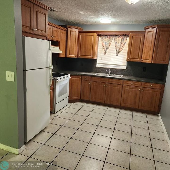 For Rent: $1,800 (2 beds, 1 baths, 900 Square Feet)