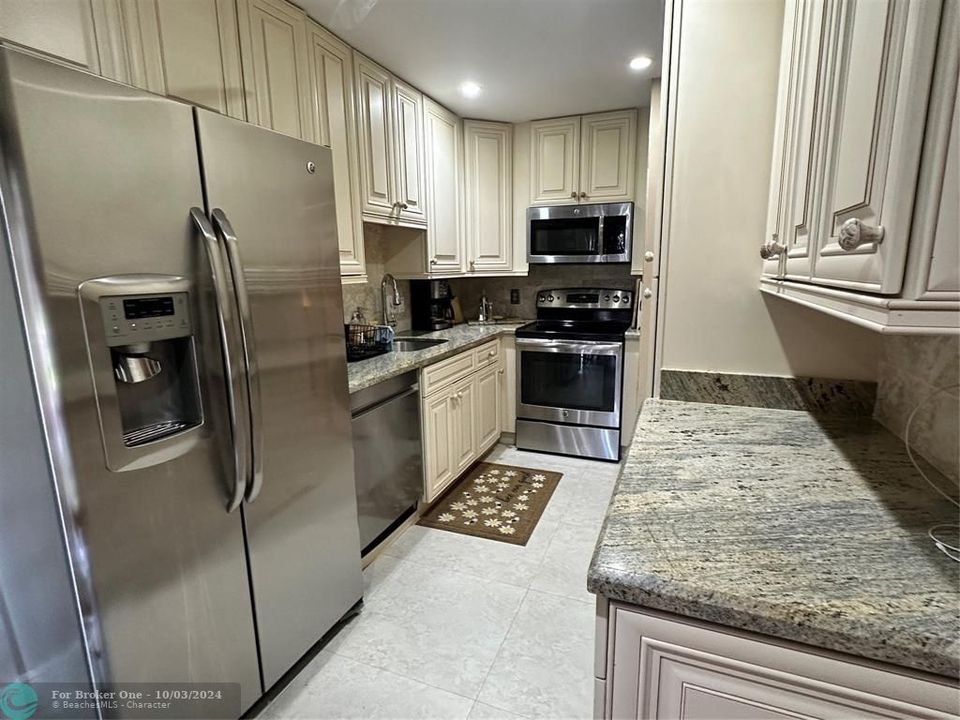 For Sale: $314,900 (2 beds, 2 baths, 1426 Square Feet)