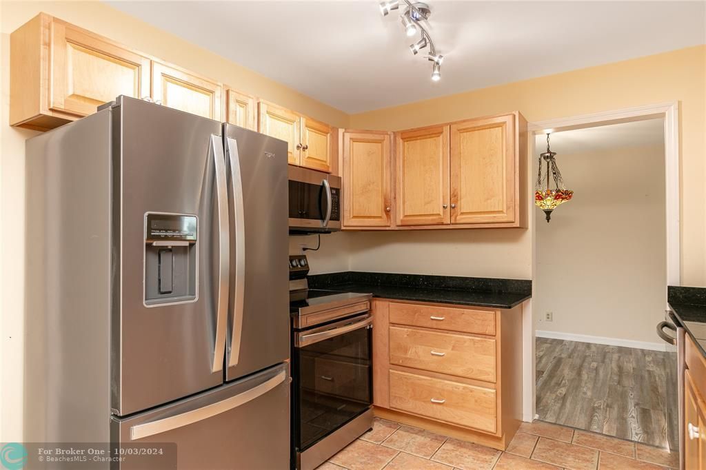 For Sale: $385,000 (2 beds, 2 baths, 1587 Square Feet)