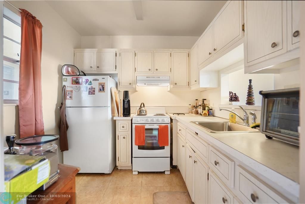 For Sale: $92,000 (1 beds, 1 baths, 680 Square Feet)