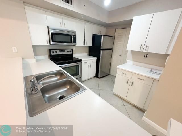 For Rent: $2,350 (2 beds, 2 baths, 1124 Square Feet)