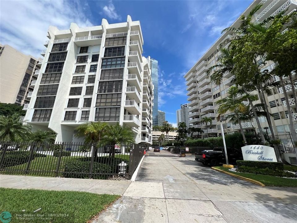 For Sale: $475,000 (2 beds, 2 baths, 1045 Square Feet)