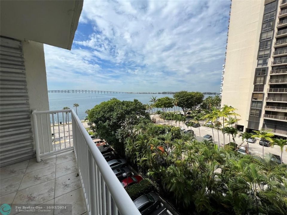 For Sale: $475,000 (2 beds, 2 baths, 1045 Square Feet)