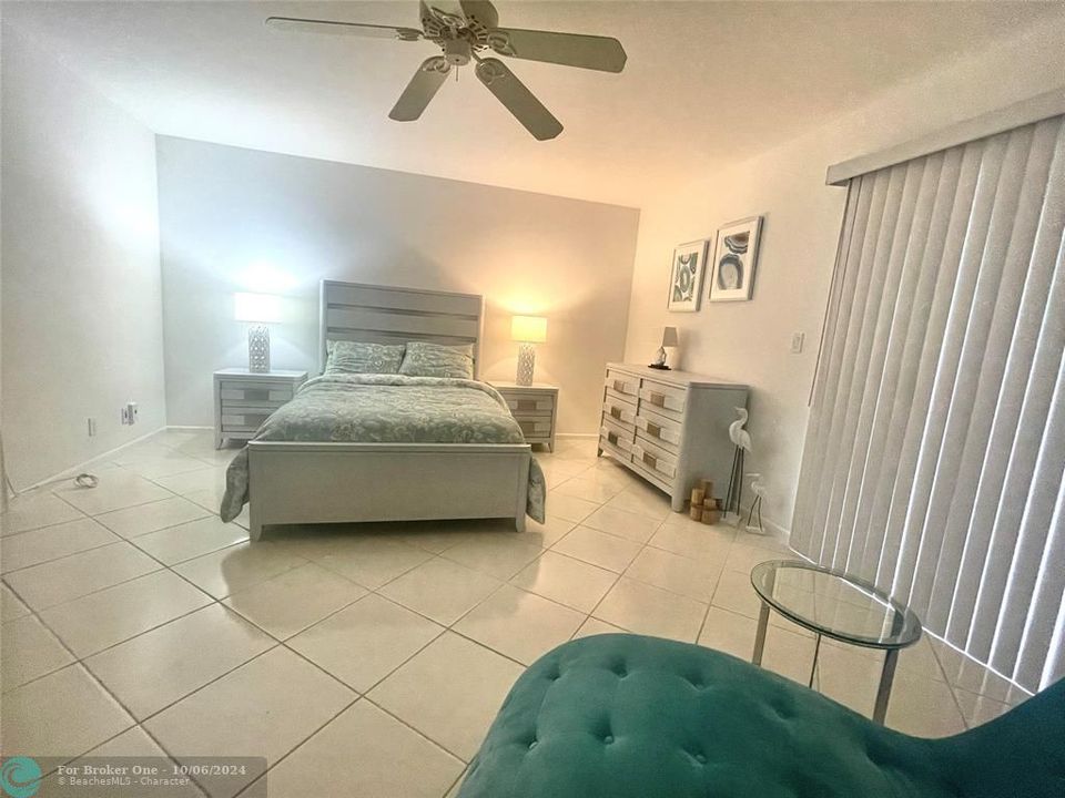 Active With Contract: $159,900 (1 beds, 1 baths, 844 Square Feet)