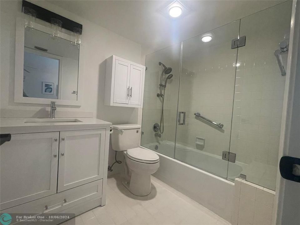 Active With Contract: $159,900 (1 beds, 1 baths, 844 Square Feet)