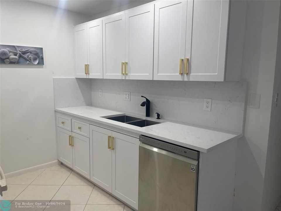 Active With Contract: $159,900 (1 beds, 1 baths, 844 Square Feet)