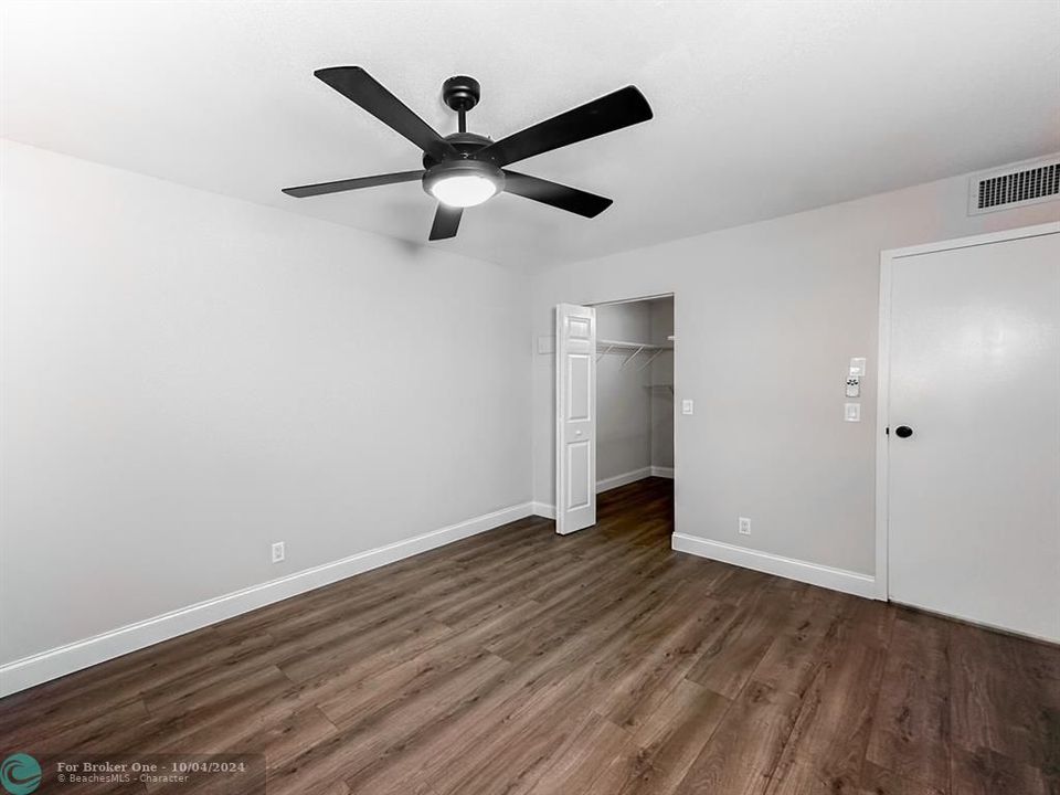 For Sale: $199,900 (2 beds, 2 baths, 883 Square Feet)