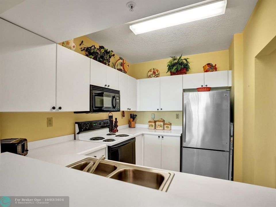 For Sale: $389,000 (1 beds, 1 baths, 750 Square Feet)