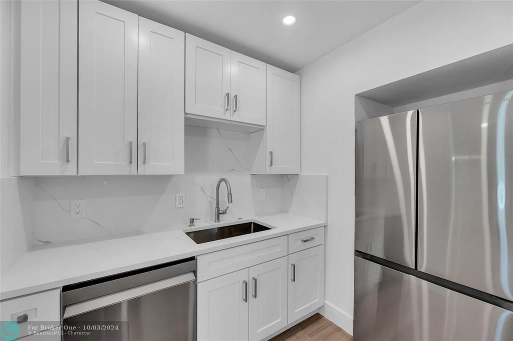 For Sale: $585,000 (2 beds, 1 baths, 1042 Square Feet)