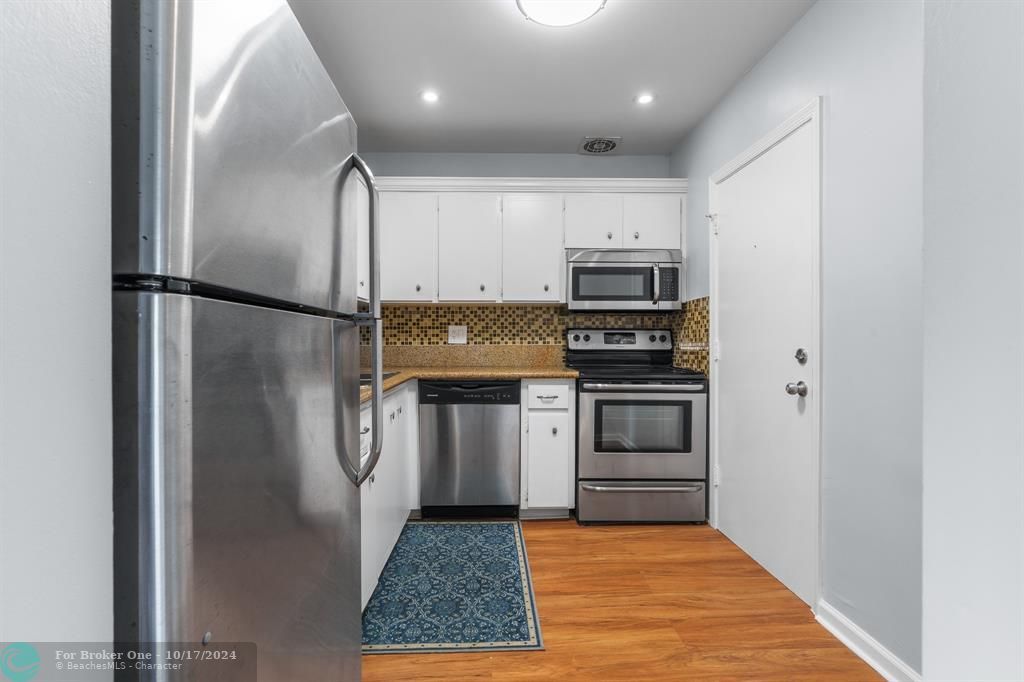 For Sale: $219,500 (2 beds, 2 baths, 1100 Square Feet)