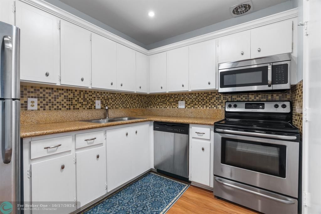 For Sale: $219,500 (2 beds, 2 baths, 1100 Square Feet)