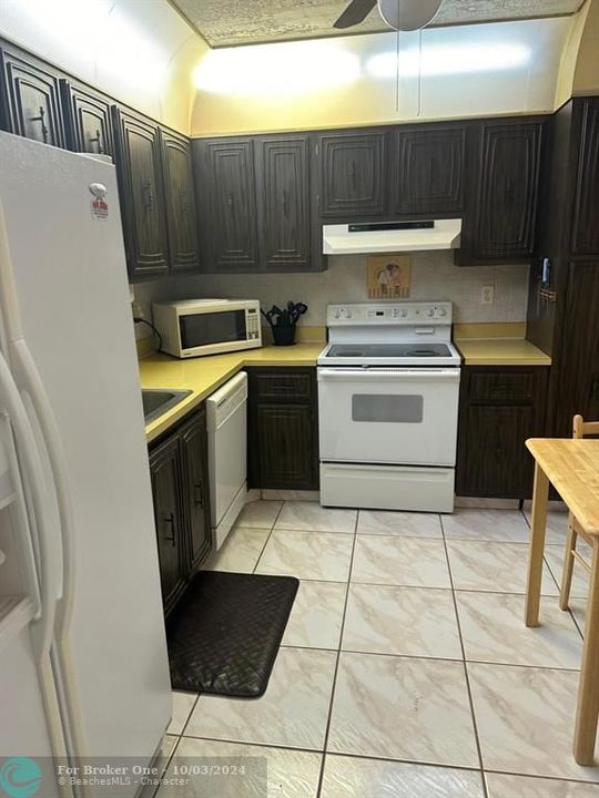 For Sale: $149,000 (2 beds, 2 baths, 1010 Square Feet)