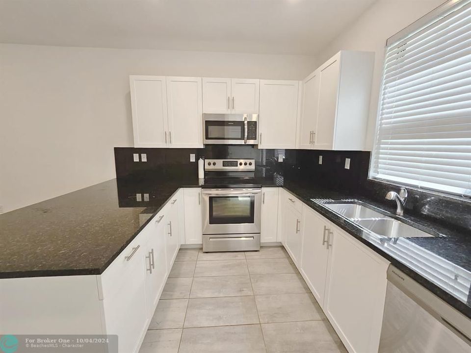 For Rent: $3,100 (3 beds, 2 baths, 1377 Square Feet)