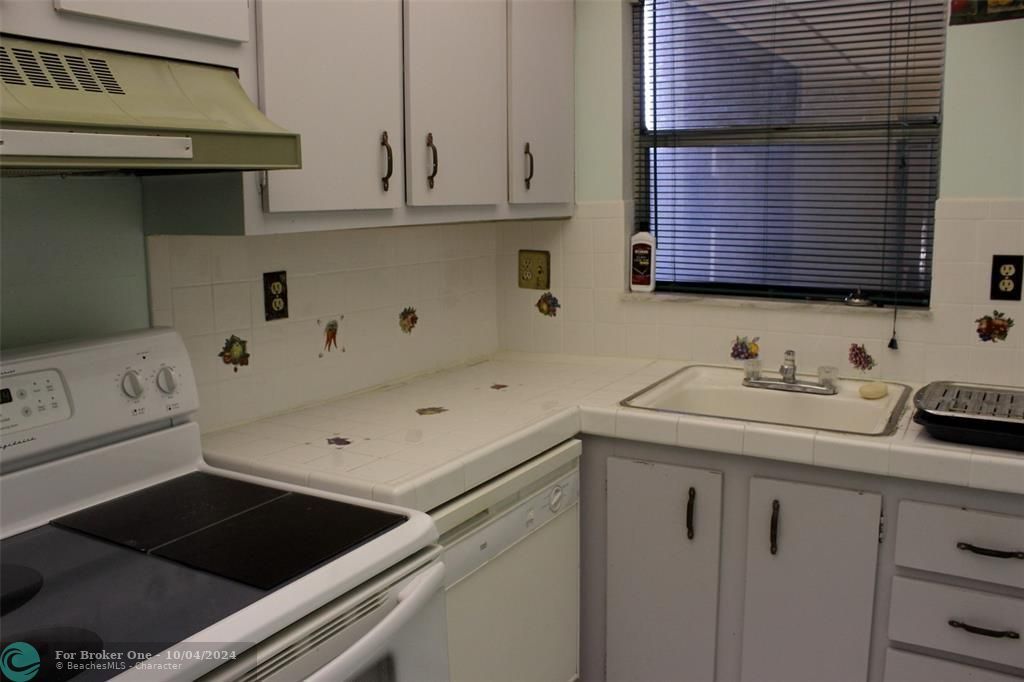 For Sale: $220,000 (1 beds, 1 baths, 690 Square Feet)