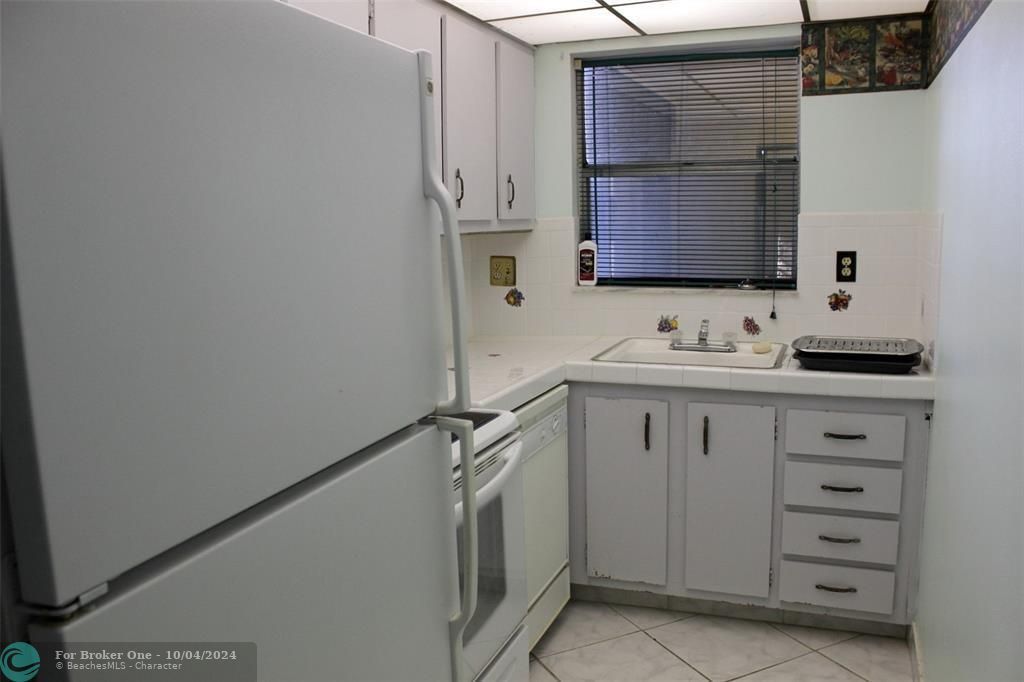 For Sale: $220,000 (1 beds, 1 baths, 690 Square Feet)