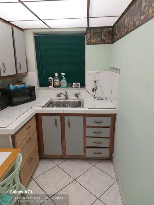 For Sale: $220,000 (1 beds, 1 baths, 690 Square Feet)