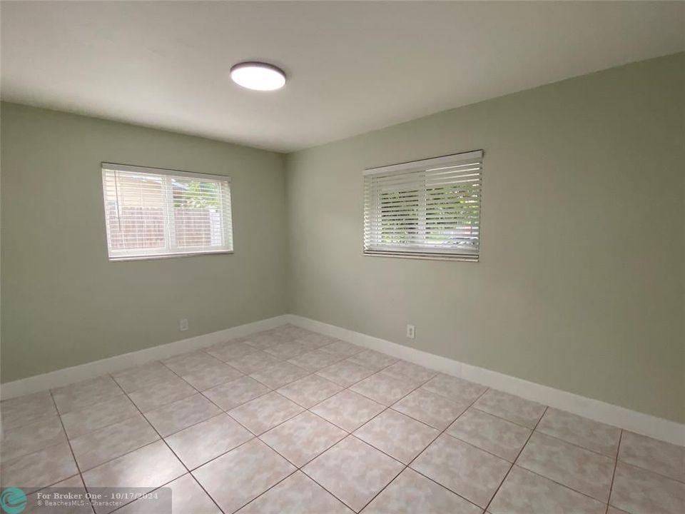 For Sale: $3,000 (3 beds, 2 baths, 1800 Square Feet)