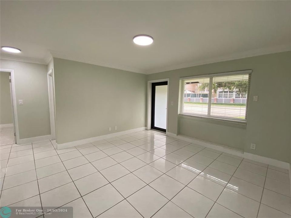 For Sale: $3,000 (3 beds, 2 baths, 1800 Square Feet)