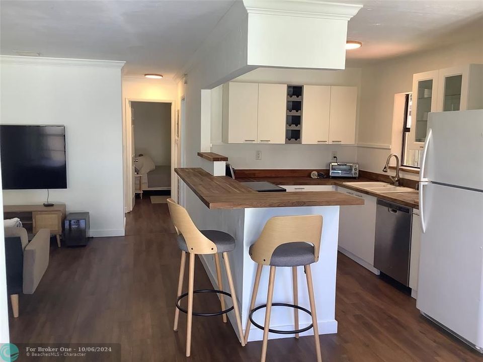 For Rent: $2,750 (2 beds, 1 baths, 880 Square Feet)