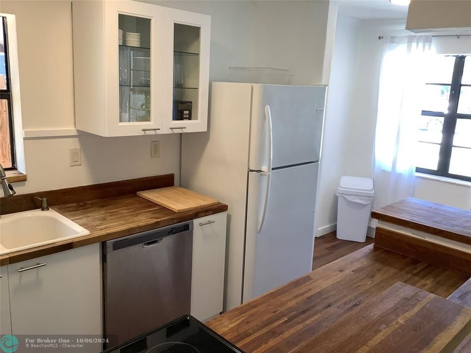 For Rent: $2,750 (2 beds, 1 baths, 880 Square Feet)