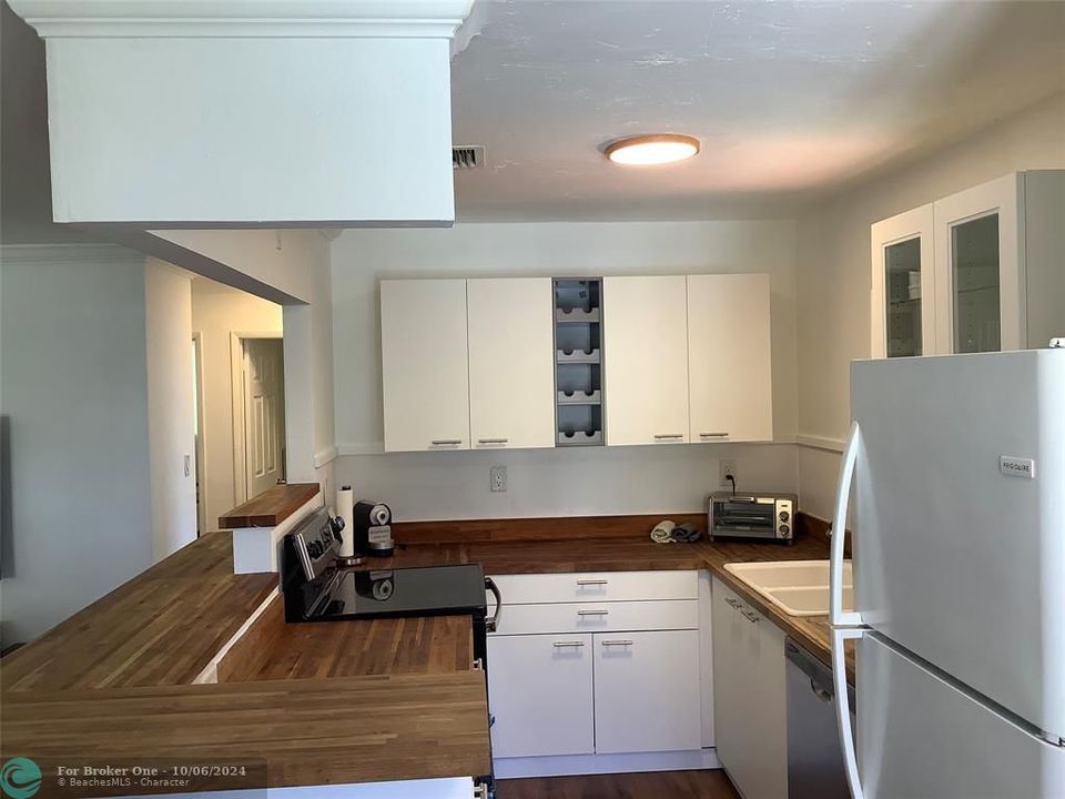 For Rent: $2,750 (2 beds, 1 baths, 880 Square Feet)