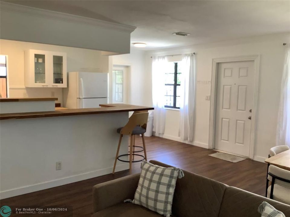 For Rent: $2,750 (2 beds, 1 baths, 880 Square Feet)