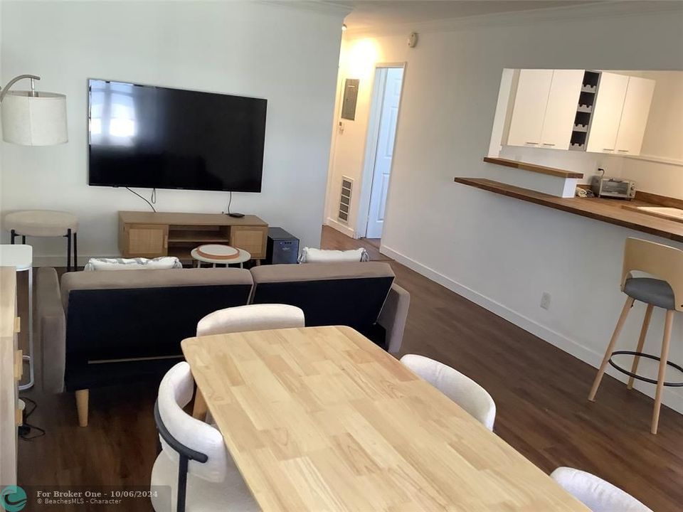 For Rent: $2,750 (2 beds, 1 baths, 880 Square Feet)