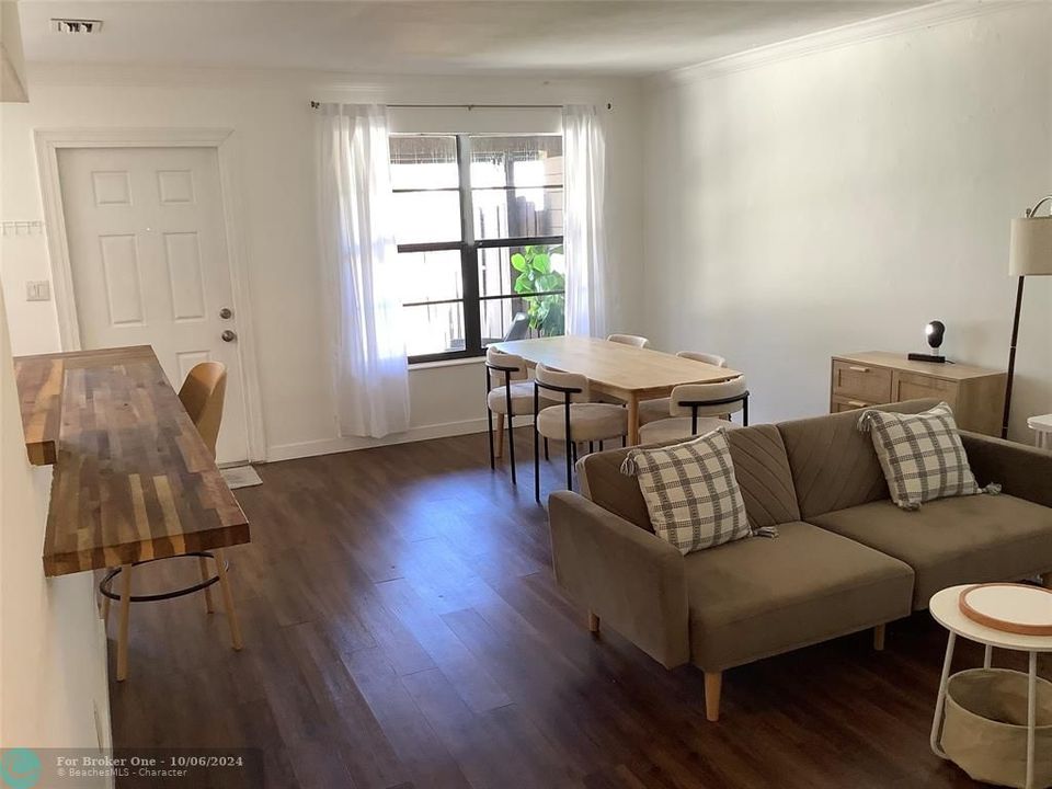 For Rent: $2,750 (2 beds, 1 baths, 880 Square Feet)