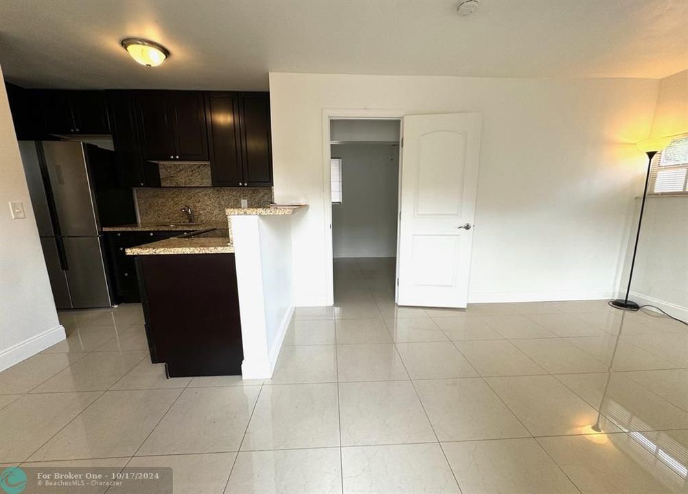 For Sale: $1,525 (1 beds, 1 baths, 650 Square Feet)