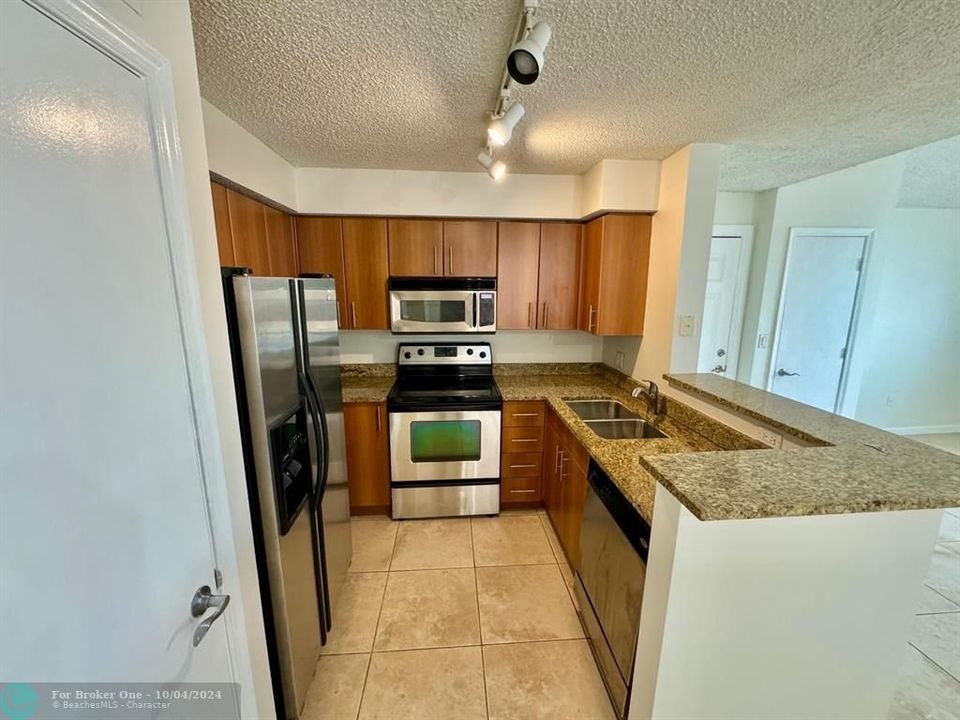 For Sale: $289,000 (2 beds, 2 baths, 978 Square Feet)