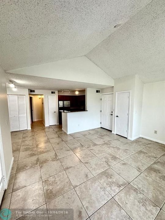 For Sale: $289,000 (2 beds, 2 baths, 978 Square Feet)