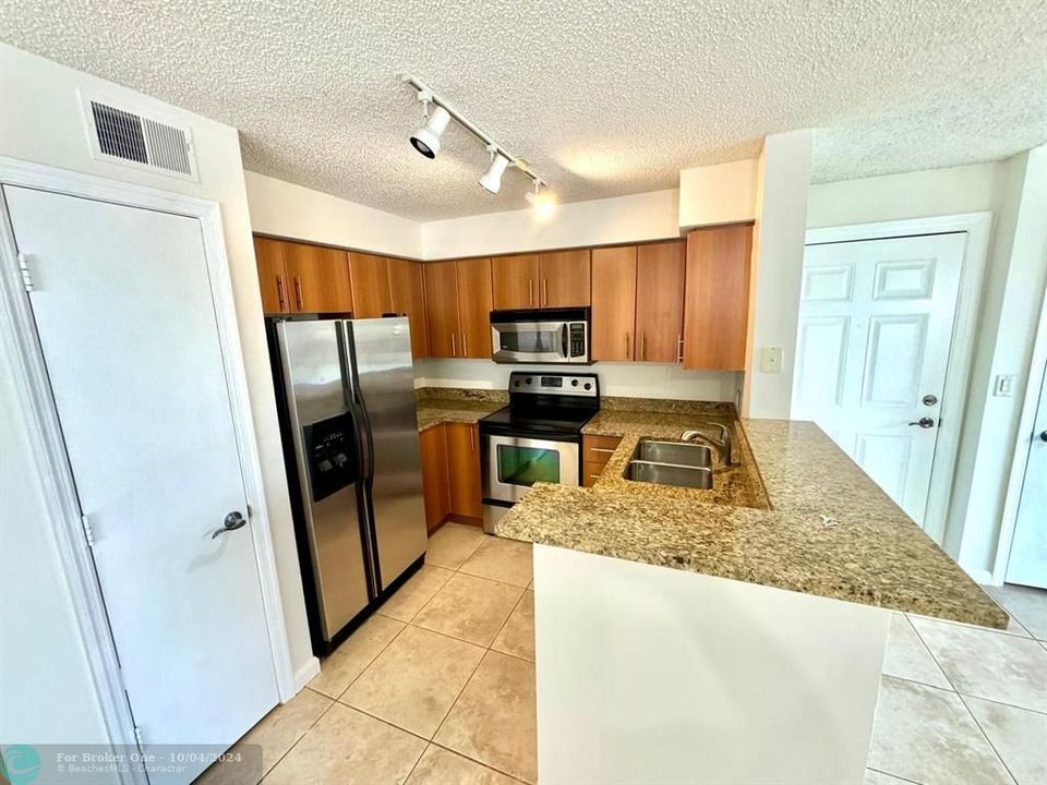 For Sale: $289,000 (2 beds, 2 baths, 978 Square Feet)