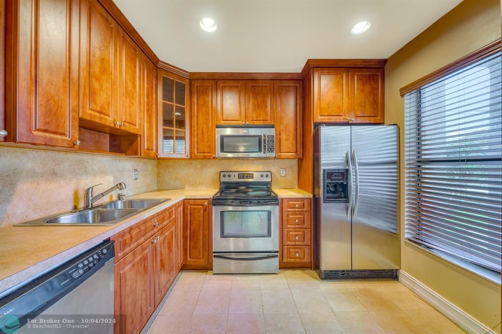 For Rent: $2,500 (2 beds, 2 baths, 880 Square Feet)